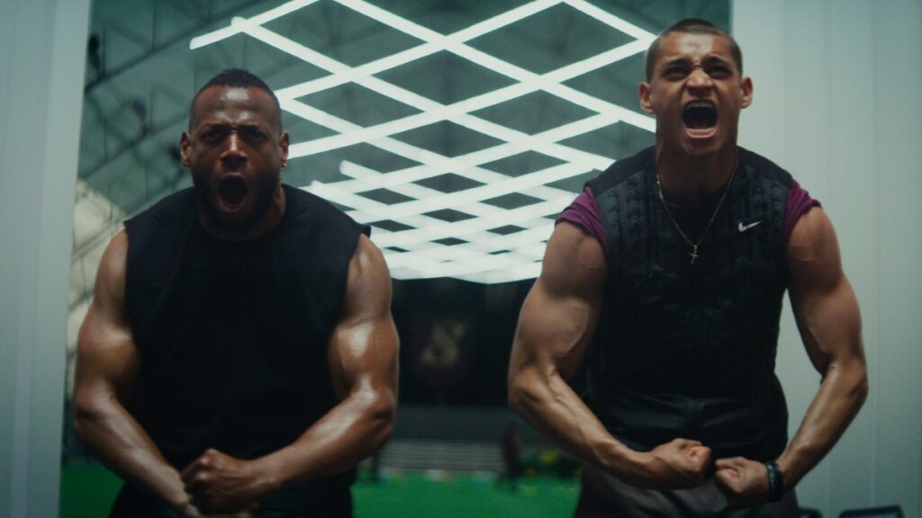 GOAT, novo thriller perturbador produzido por Jordan Peele, ganha teaser Marlon Wayans como Isaiah e Tyriq Withers como Cameron em GOAT (Reprodução / Universal Pictures)