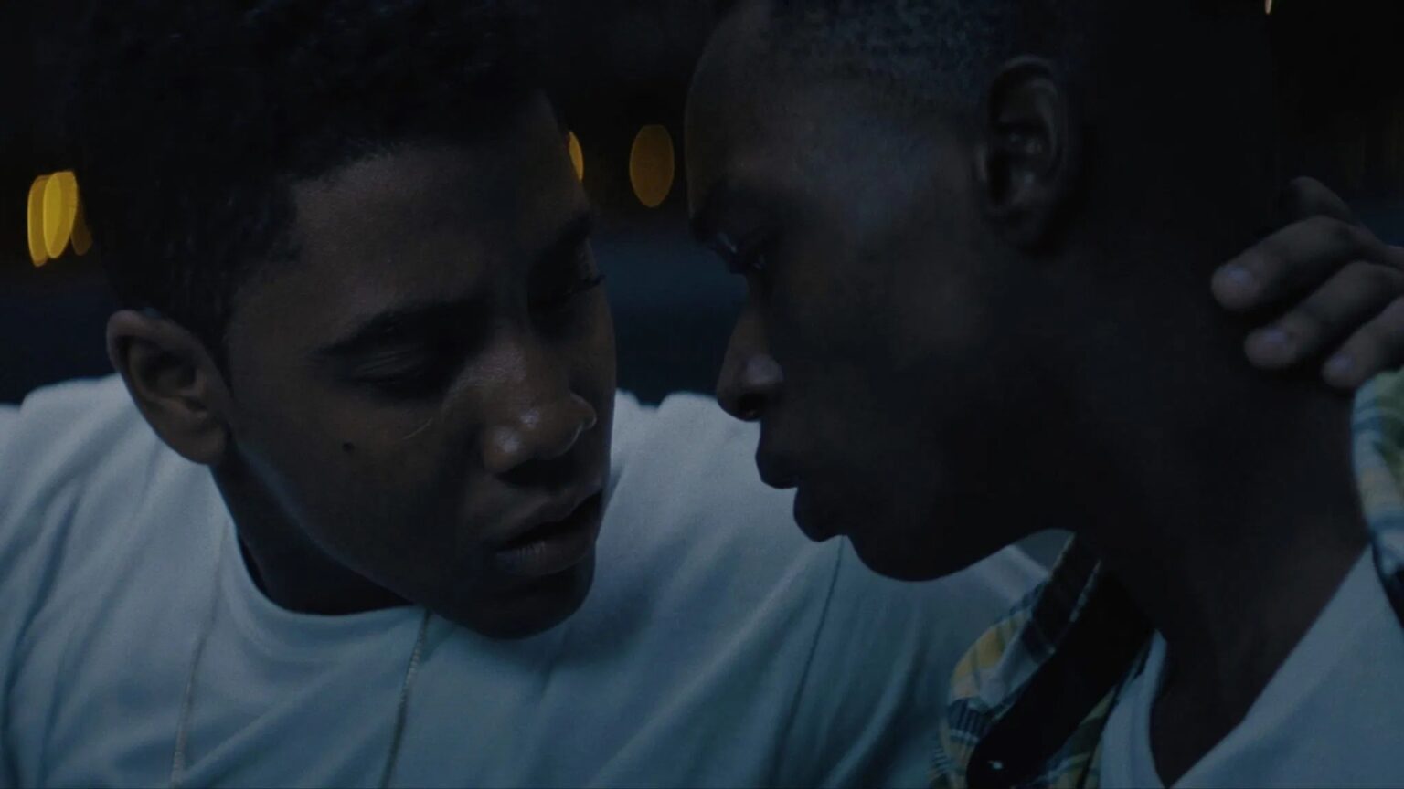 Ashton Sanders com Chiron e Jharrel Jerome como Kevin em Moonlight (Reprodução)
