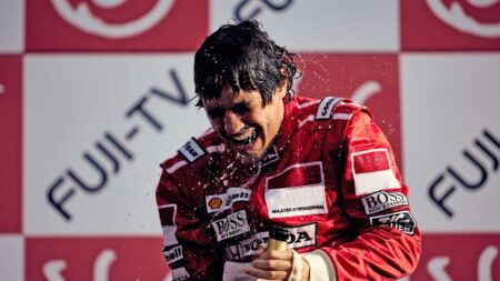 Senna é um dos vencedores dos Prêmios Platino 2025 Gabriel Leone como Ayrton Senna em Senna (Alan Roskyn / Netflix)