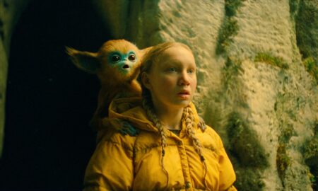 Helena Zengel como Yuri em A Lenda de Ochi (Reprodução / Paris Filmes)