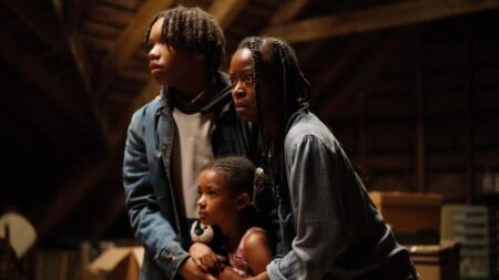 Danielle Deadwyler, Peyton Jackson e Estella Kahiha em A Mulher no Jardim (Reprodução / Universal Pictures)