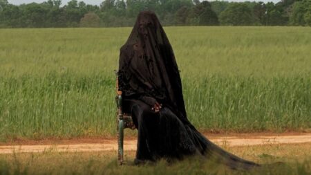 Cena de A Mulher no Jardim (Reprodução / Universal Pictures)