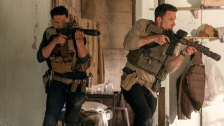 Ben Affleck e Jon Bernthal voltam à ação no novo trailer de O Contador 2 Ben Affleck como Wolff e Jon Bernthal como Brax em O Contador 2 (Reprodução / Warner Bros.)
