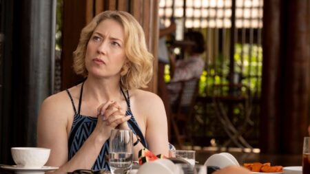 Carrie Coon como Laurie Duffy em The White Lotus (Reprodução / HBO)