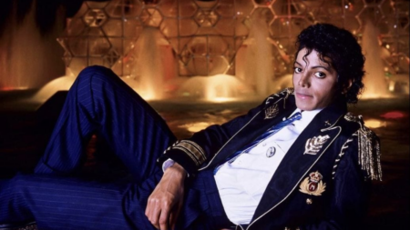 Cinebiografia de Michael Jackson será adiada mais uma vez, afirma insider