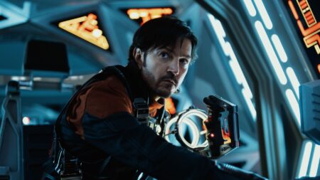 Diego Luna como Cassian Andor em Andor (Reprodução / Disney+)