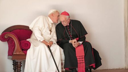 Filmes que retratam o papado e os bastidores do Vaticano Anthony Hopkins como Papa Bento XVI e Jonathan Pryce como Cardeal Jorge Mario Bergoglio em Dois Papas (Reprodução)