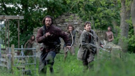 Aaron Taylor-Johnson como Jamie e Alfie Williams como Spike em Extermínio: A Evolução (Reprodução / Sony)
