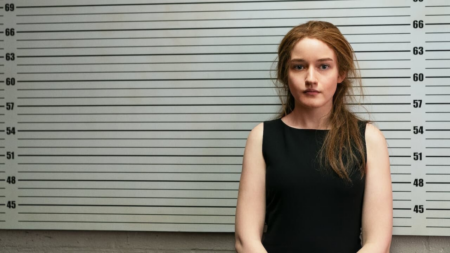 Inventando Anna: a série perfeita para assistir no Dia da Mentira Julia Garner como Anna Delvery em Inventando Anna (Reprodução / Netflix)