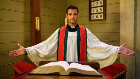 Universal+ divulga imagens da nova série Irreverent Colin Donnell como Paulo Keegan em Irreverent (Divulgação / NBCUniversal)