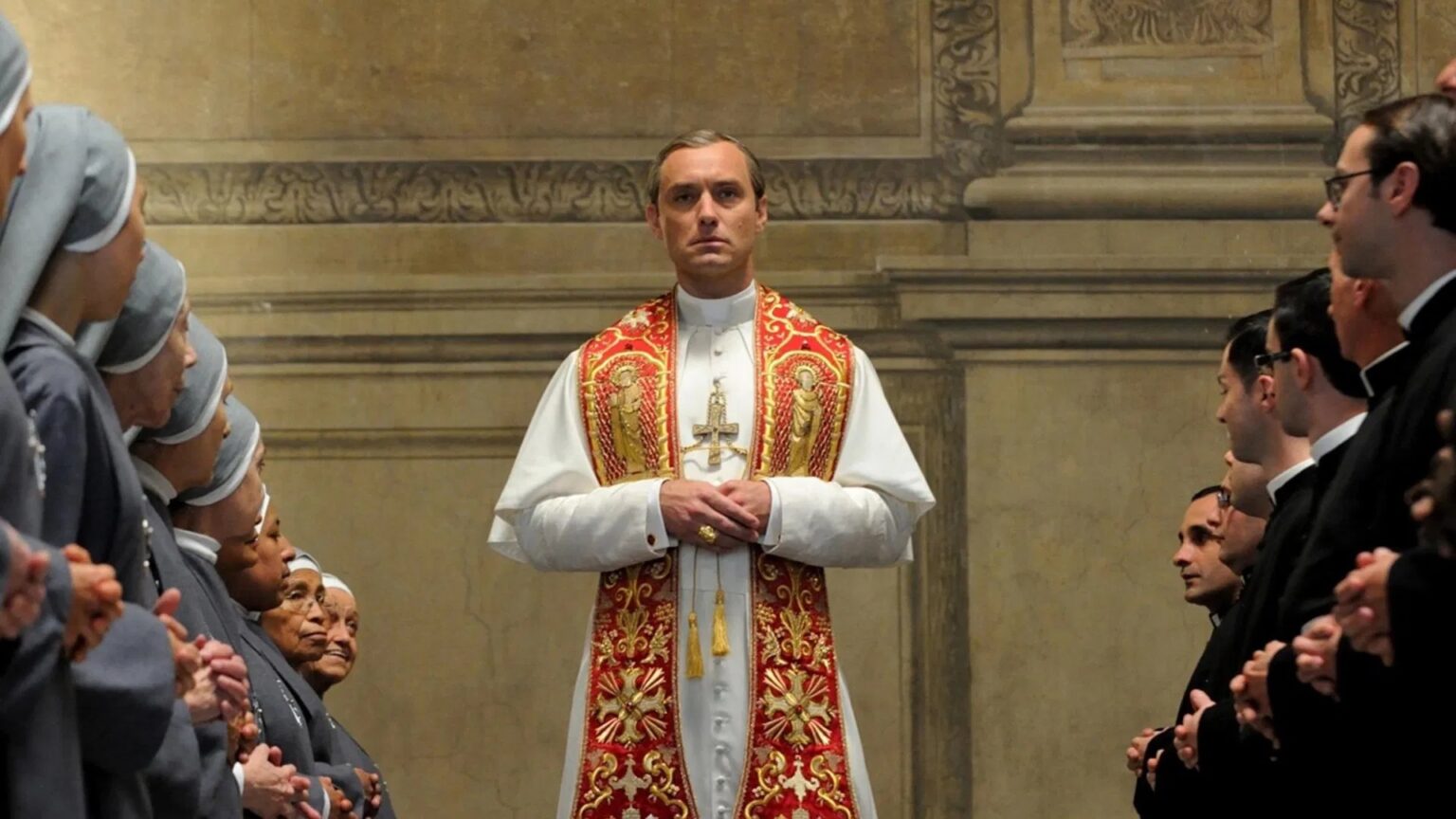 Séries que mostram o lado humano e político dos papas Jude Law como Lenny Belardo em O Jovem Papa (Reprodução)