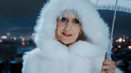 Anita Dobson como Sra. Flood em Doctor Who (Reprodução / Disney+)