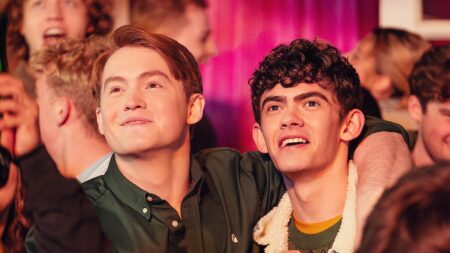 Joe Locke como Charlie e Kit Connor como Nick em Heartstopper (Reprodução / Netflix)