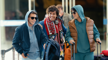 O11ZE retorna ao Disney+ com nova temporada prevista para 2026 Mariano González (Gabo), David Penagos (Ricky) e Luan Brum (Dedé) em O11ZE (Reprodução / Disney+)