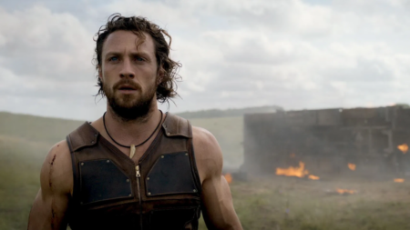 Pierce Brosnan quer que o próximo 007 seja Aaron Taylor-Johnson Aaron Taylor-Johnson como Kraven em Kraven, O Caçador (Reprodução / Sony Pictures)