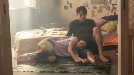 Kim Go-eun e Steve Sanghyun Noh em Regras do Amor na Cidade Grande (Reprodução / A2 Filmes)