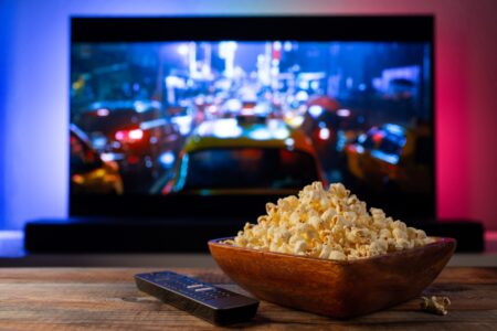 Séries policiais estão entre as mais vistas nas plataformas de streaming (Divulgação UNIASSELVI / Shutterstock)