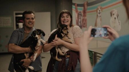 Barbie Ferreira como Lily e John Leguizamo como Bob em Um Pai para Lily (Reprodução / Synapse)