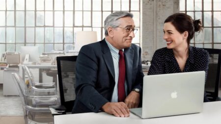 Robert De Niro como Ben e Anne Hathaway como Jules em Um Senhor Estagiário (Reprodução)