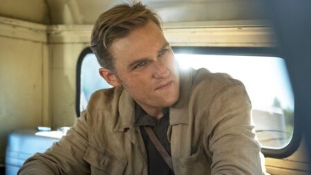 Wyatt Russell como Lee Shaw em Monarch: Legado de Monstros (Reprodução / Apple TV+)