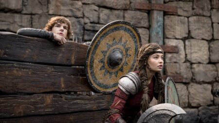 Mason Thames como Soluço e Nico Parker como Astrid em Como Treinar o Seu Dragão (Reprodução / Universal Pictures)