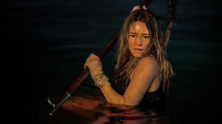 Surfista luta para sobreviver no pôster oficial de Animais Perigosos Hassie Harrison como Zephyr em Animais Perigosos (Reprodução / Diamond Films)