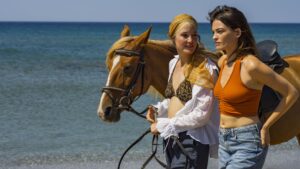 Confira os lançamentos de agosto na MUBI Vicky Krieps como Ingrid e Emma Mackey como Sofia em Hot Milk (Reprodução / O2 Play)