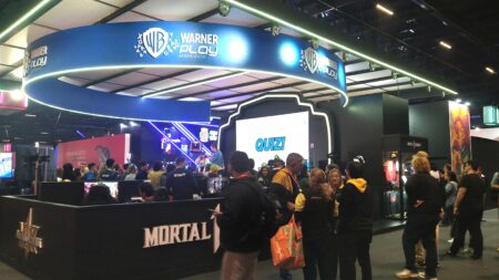 Estande da Warner Play na gamescom latam (Foto: Sergio Scarpa)