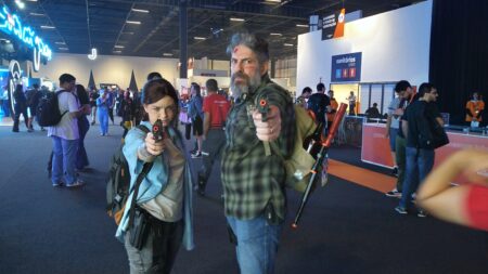 Cosplays brilham na gamescom latam 2025 com criatividade e dedicação Cosplay de Joel e Ellie de The Last of Us na gamescomlatam (Foto: Sergio Scarpa)