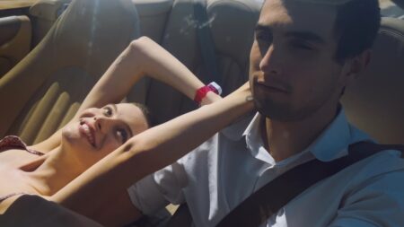 Matilda Price como June e Luke Stanton Eddy como John em June e John (Reprodução / Diamond Films)