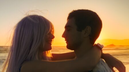 Matilda Price como June e Luke Stanton Eddy como John em June e John (Reprodução / Diamond Films)