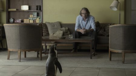 Diamond Films divulga pôster de Lições de Liberdade Steve Coogan como Tom em Lições de Liberdade (Reprodução / Diamond Films)