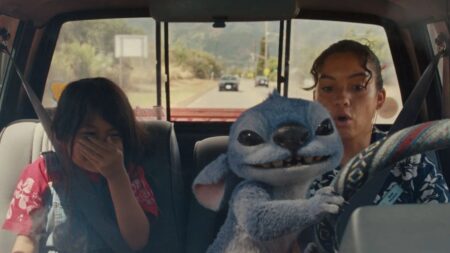 Maia Kealoha como Lilo e Sydney Agudong como Nani em Lilo & Stitch (Reprodução / Disney)