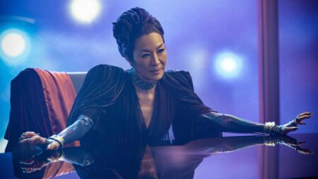 Michelle Yeoh estrelará filme de ação produtora de John Wick Michelle Yeoh como Philippa em Star Trek: Seção 31 (Reprodução / Paramount+)