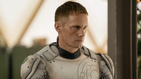 Alexander Skarsgård em Diários de um Robô-Assassino (Reprodução / Apple TV+)