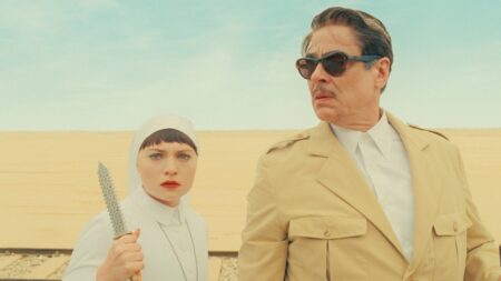 Benicio del Toro como Zsa-zsa Korda e Mia Threapleton como Irmã Liesl em O Esquema Fenício (Reprodução / Universal Pictures)