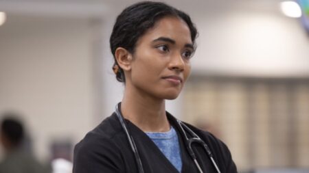 Supriya Ganesh como Samira em The Pitt (Reprodução / Max)