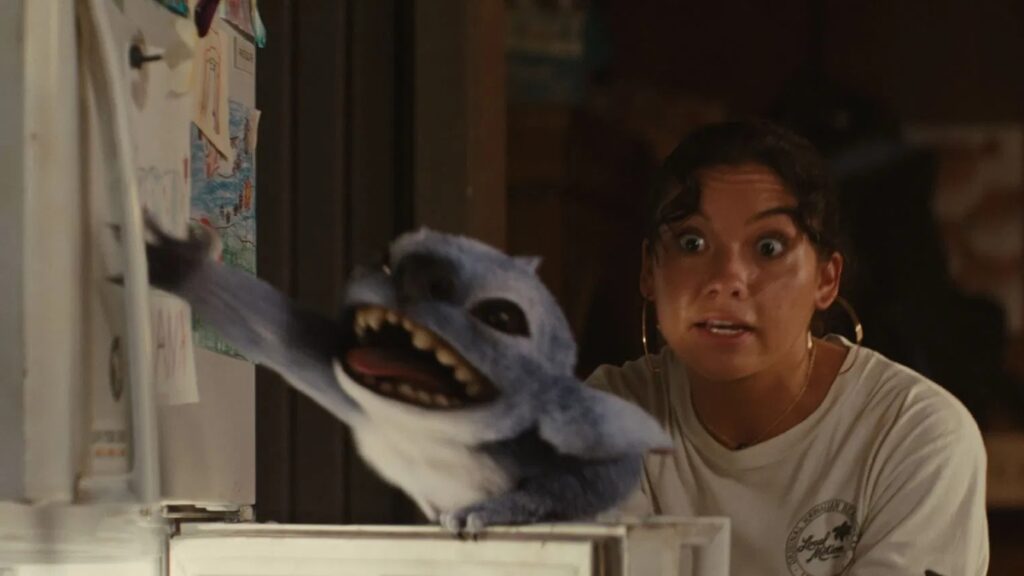 Sydney Agudong como Nani em Lilo & Stitch (Reprodução / Disney)