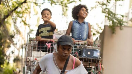 A Melhor Mãe do Mundo traz a força da maternidade carregada de emoção Rihanna Barbosa como Rihanna, Shirley Cruz como Gal e Benin Ayo como Benin em A Melhor Mão do Mundo (Divulgação / +Galeria)