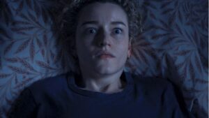 Julia Garner como Justine em A Hora do Mal (Reprodução / Warner Bros.)