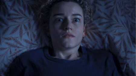 Julia Garner como Justine em A Hora do Mal (Reprodução / Warner Bros.)