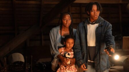 Danielle Deadwyler, Peyton Jackson e Estella Kahiha em A Mulher no Jardim (Reprodução / Universal Pictures)