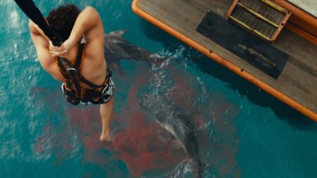 Animais Perigosos mistura terror de tubarões com serial killer Cena de Animais Perigosos (Reprodução / Diamond Films)