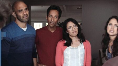 Danny Pudi, Mark Feuerstein, Maiara Walsh e Emily C. Chang em Dois Casais e um Bebê (Reprodução)