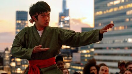 Novo filme da franquia Karatê Kid chega aos cinemas, confira outras estreias Ben Wang como Li Fong em Karatê Kid: Lendas (Reprodução / Sony)