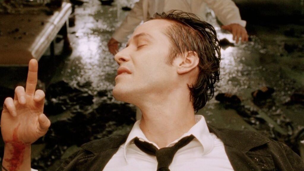 Keanu Reeves não está satisfeito com os roteiros de Constantine 2 Keanu Reeves como John Constantine em Constantine (Reprodução / Warner Bros.)