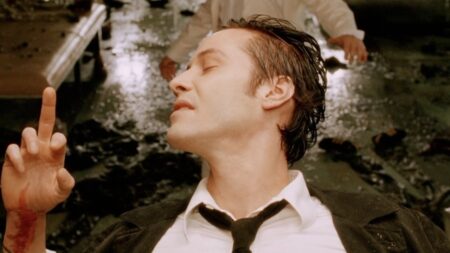 Keanu Reeves como John Constantine em Constantine (Reprodução / Warner Bros.)