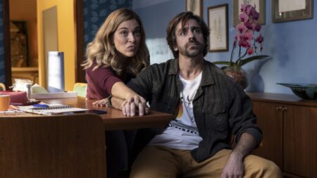 Júlia Rabelo como Olívia e Felipe Abibi como Marvel em Mal Me Quer (Reprodução / Warner Channel)
