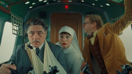 Universal Pictures divulga vídeo dos bastidores de O Esquema Fenício Benicio del Toro, Mia Threapleton e Michael Cera em O Esquema Fenício (Reprodução / Universal Pictures)