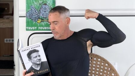Disney adia lançamento dos próximos filmes dos Vingadores Robert Downey Jr. no set de Avengers: Doomsday (Reprodução / Instagram)